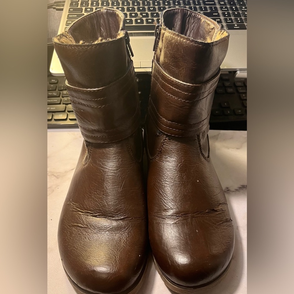 Brown used boots with a small heel. In good conditions and are really comfy
